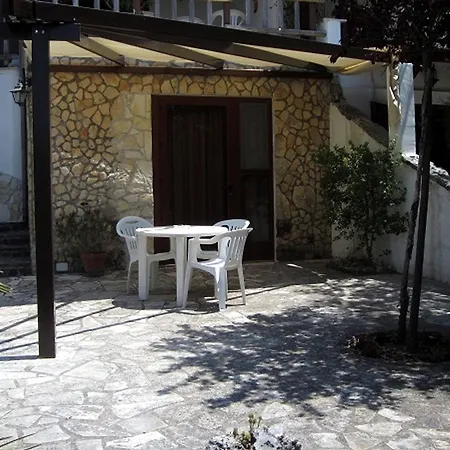 Nyaraló Giulia In *